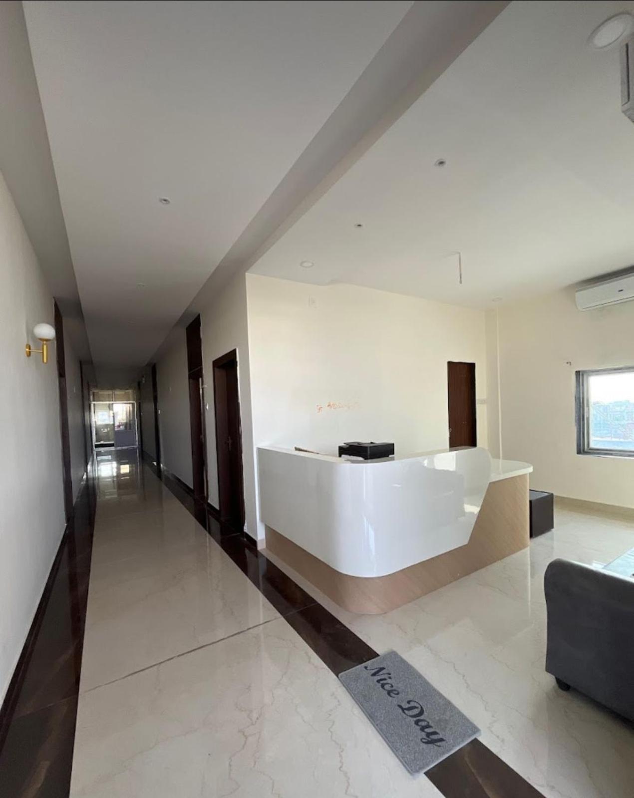 Hotel Sunshine Residency Mancherāl Exteriér fotografie